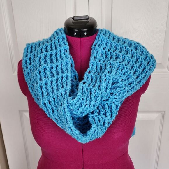 New Handmade Crochet Scarf Loose Waffle Stitch Tassels Light Blue Acrylic 90x8 - Picture 7 of 9